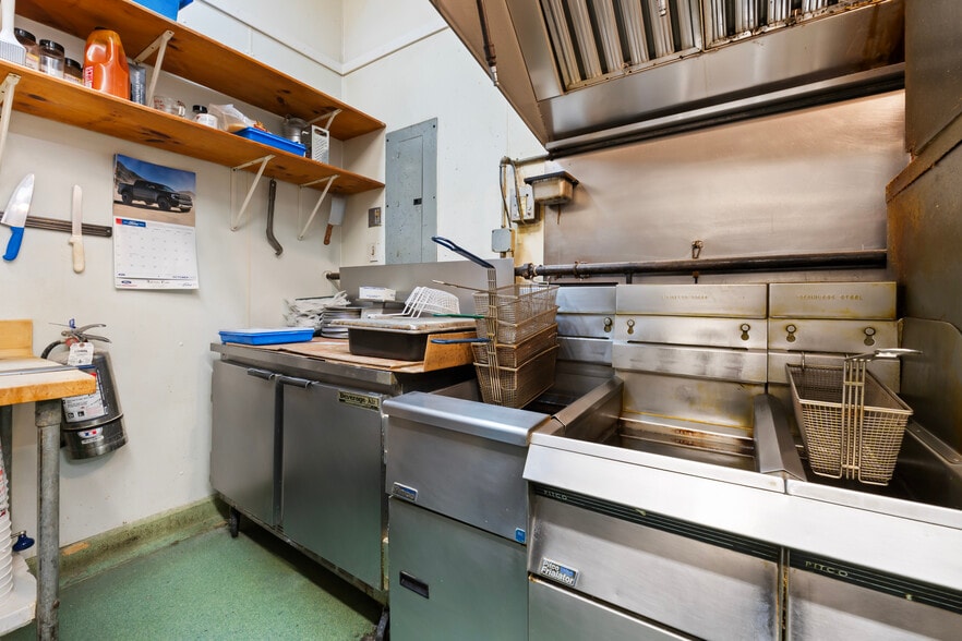 More Photos Of 52 Post Rd, Wells Restaurant For Sale