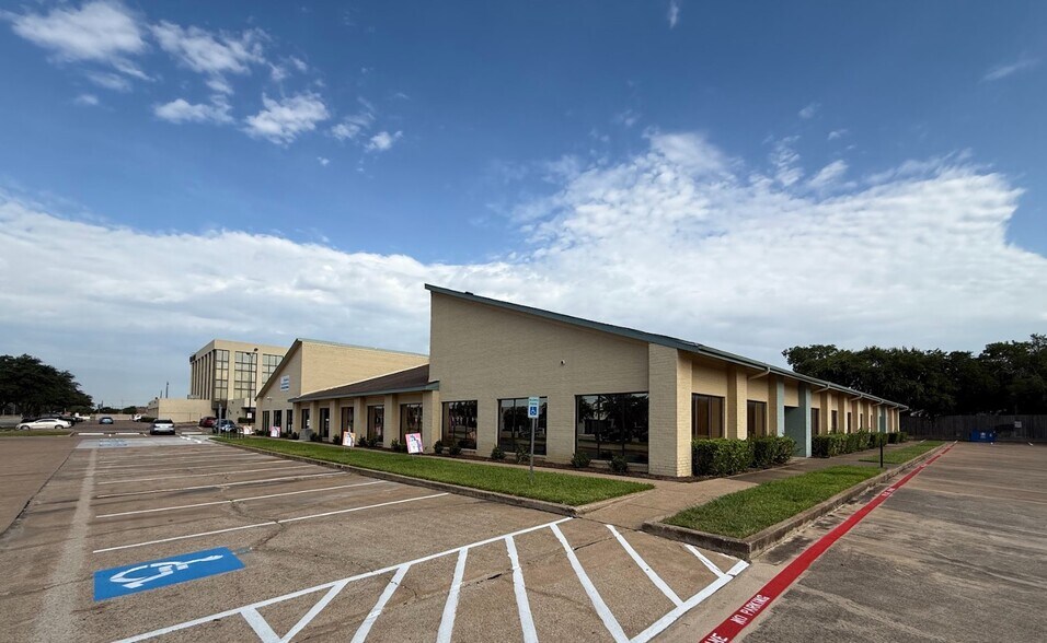 More Photos Of 6825 Manhattan Blvd, Fort Worth Office For Sale