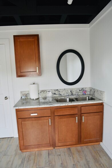 More Photos Of 1811 E Broadway St, Altus Service For Lease