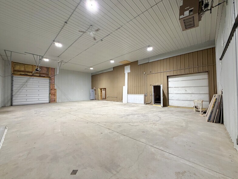 More Photos Of 309 Barclay Ave, Pine River Office For Sale