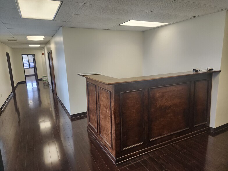 More Photos Of 6263 Poplar Ave, Memphis Office Residential For Lease