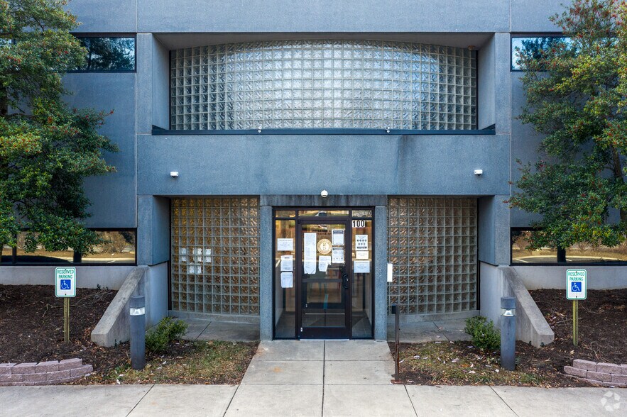 More Photos Of 2008 Mercer Rd, Lexington Office For Lease