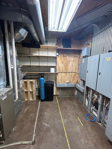 More Photos Of 424 W Main St, Cambridge Service Station For Sale