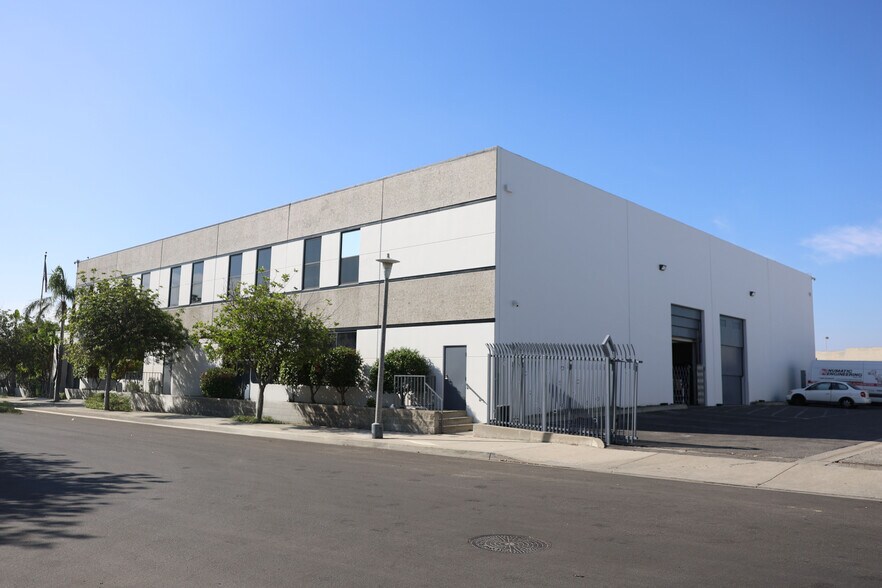 More Photos Of 7915-7919 Ajay Dr, Sun Valley Warehouse For Lease