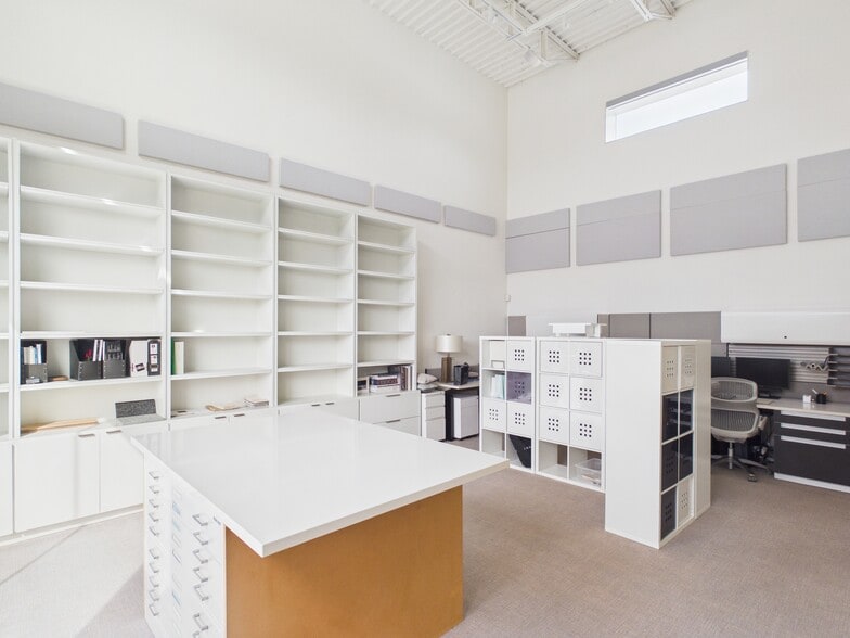 More Photos Of 1111 Lagoon Dr, Dallas Office For Sale