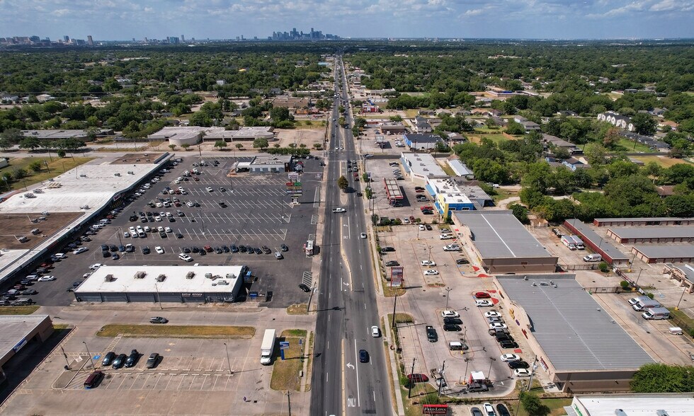 More Photos Of 9441 Cullen Blvd, Houston Unknown For Lease