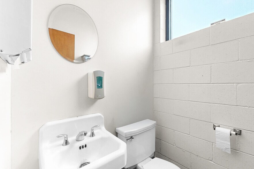 More Photos Of 1429 2nd Ave, Des Moines Warehouse For Sale