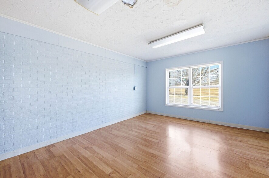 More Photos Of 803 E Broadway Blvd, Jefferson City Warehouse For Sale