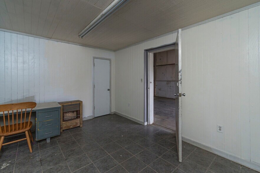 More Photos Of 108 West Gillum, Grandview Warehouse For Sale