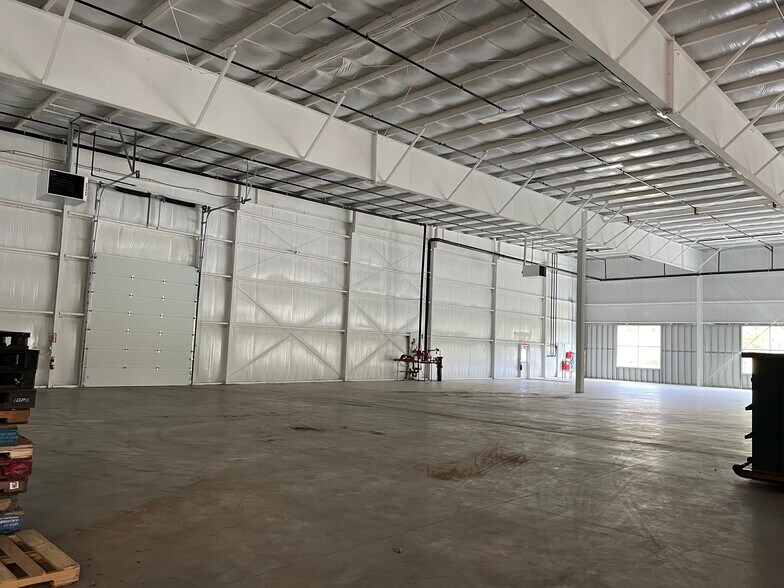 More Photos Of 15 Synergy Park Dr, Clifton Park Warehouse For Lease