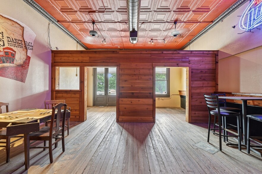 More Photos Of 113 N Main St, Moulton Bar For Sale