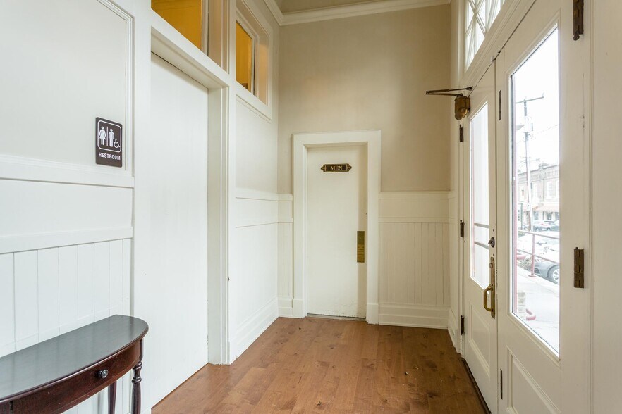 More Photos Of 12 Middlebrook Ave, Staunton Restaurant For Lease