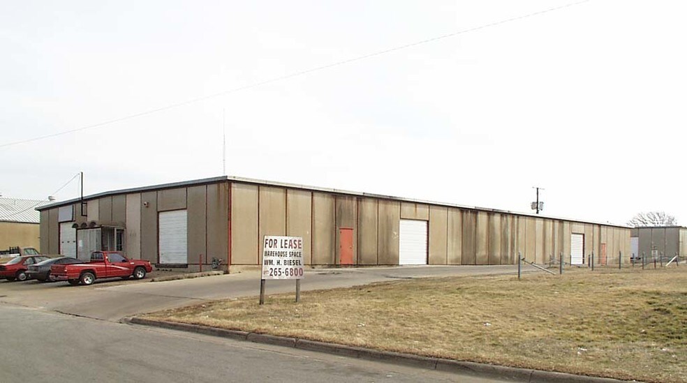 More Photos Of 118-120 Browning Dr, Arlington Flex For Lease