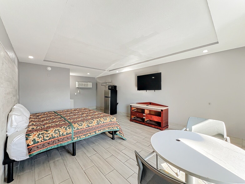 More Photos Of 307 E Vine St, Kissimmee Hotel For Sale