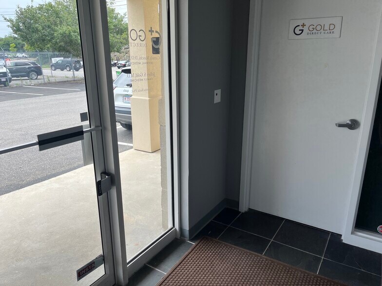 More Photos Of 63 1/2 Jefferson Ave, Salem Office For Lease