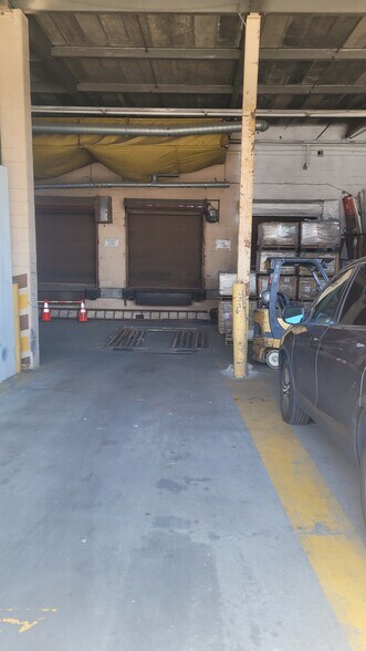 More Photos Of 5950 Borden Ave, Maspeth Warehouse For Lease