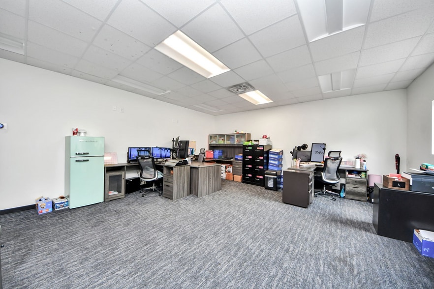 More Photos Of 10814 Woodedge Dr, Houston Warehouse For Sale