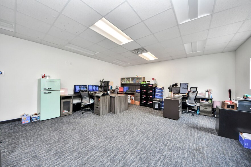 More Photos Of 10814 Woodedge Dr, Houston Warehouse For Sale
