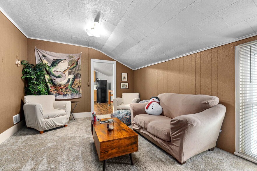 More Photos Of 1027 S Main St, Oshkosh Restaurant For Sale