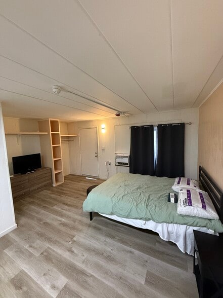 More Photos Of 111 W 12 Mile Rd, Royal Oak Hotel For Sale