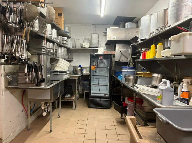 More Photos Of 15612 Fort St, Southgate Restaurant For Sale