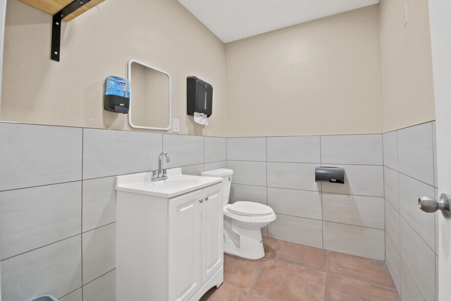 More Photos Of 920-922 E Arlee Pl, Anaheim Warehouse For Sale