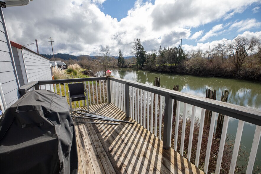 More Photos Of 751 Riverside Dr, Coquille Showroom For Sale