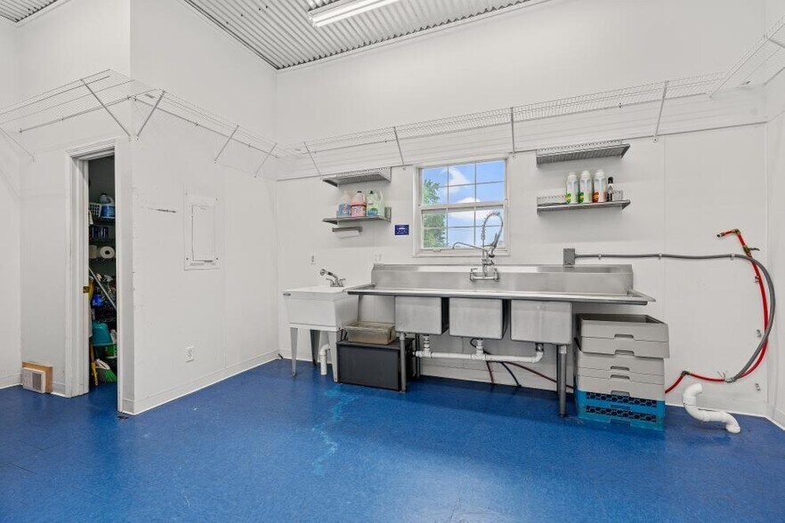More Photos Of 505 MO-273 Highway, Tracy Freestanding For Sale