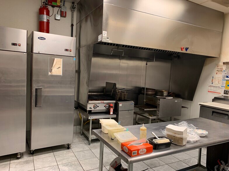 More Photos Of 90 W Maple Rd, Troy Restaurant For Lease