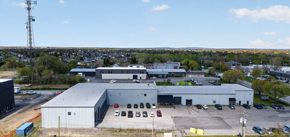 Primary Photo Of 425 Boul Ford, Châteauguay Manufacturing For Sale