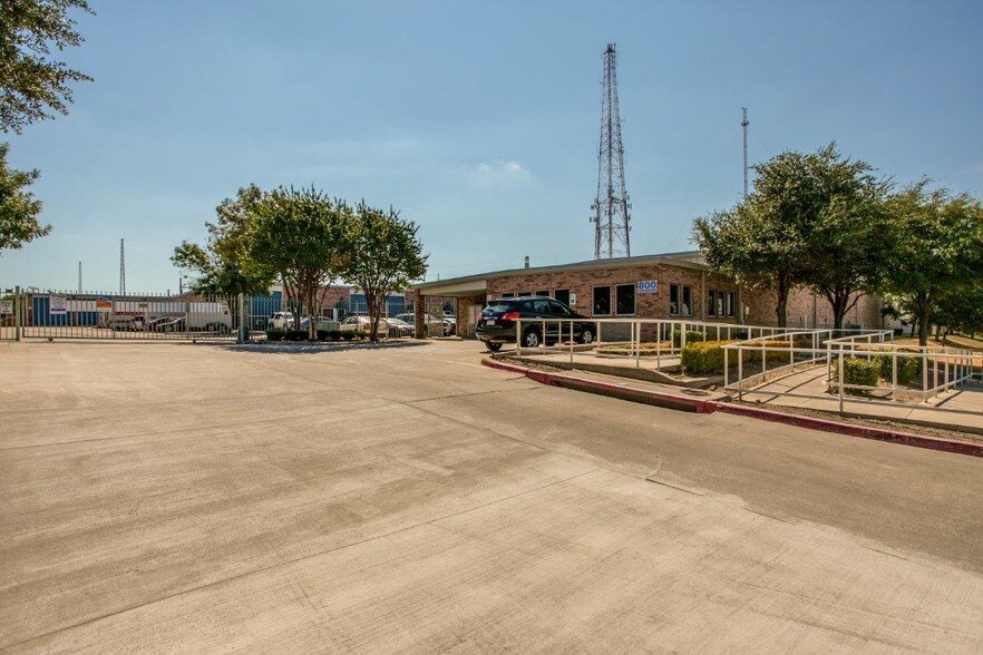 More Photos Of 800 Fulgham Rd, Plano Warehouse For Lease