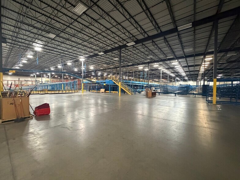 More Photos Of 1101 Lund Blvd, Anoka Warehouse For Sale