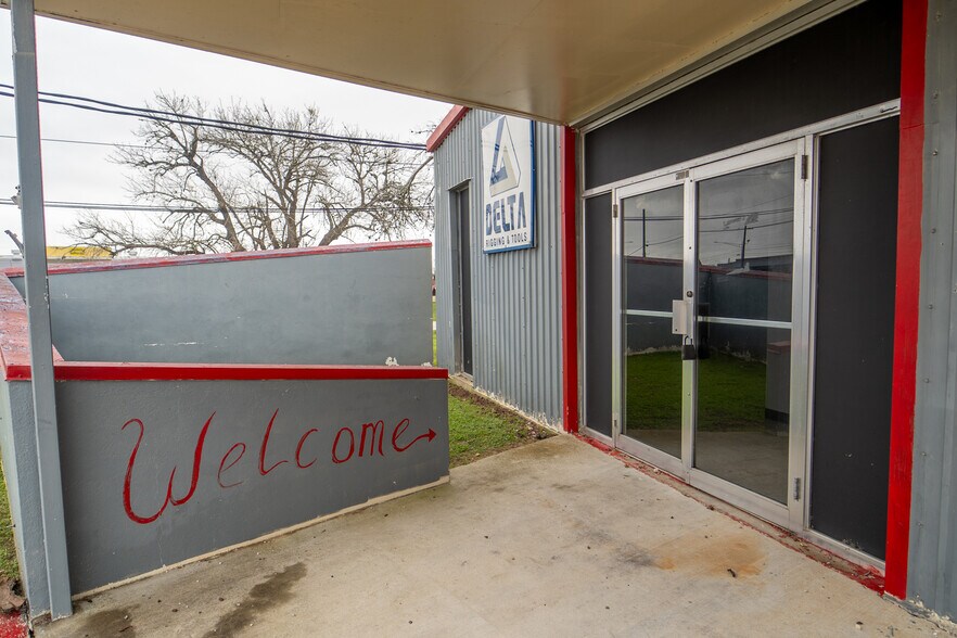 More Photos Of 3011 Houston Hwy, Victoria Warehouse For Lease