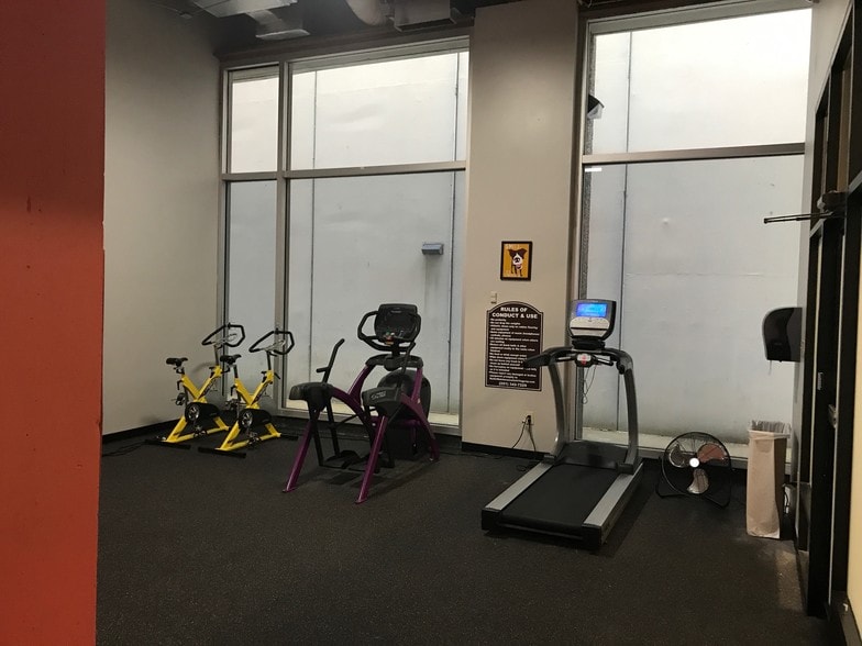 More Photos Of 851 S I-65 Service Rd, Mobile Office For Lease