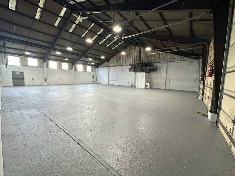 More Photos Of 125 Middle Country Rd, Coram Warehouse For Lease