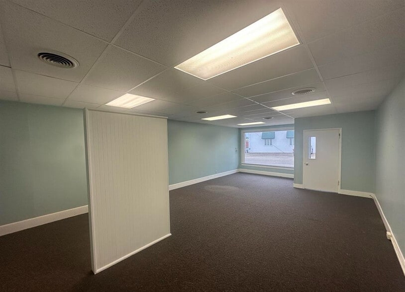 More Photos Of 101 S Rose St, Elmwood Office For Sale