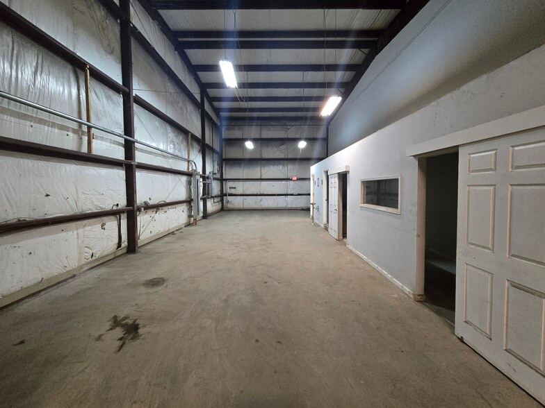 More Photos Of 14 Park Dr, Franklin Warehouse For Lease