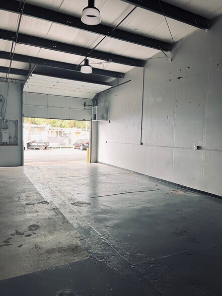 More Photos Of 1705 Cattlemen Rd, Sarasota Warehouse For Lease