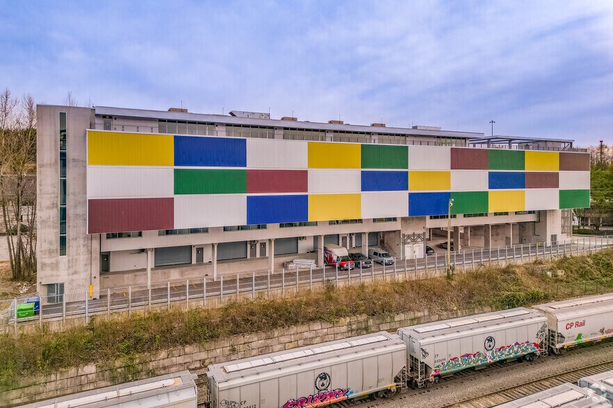 More Photos Of 3333 Bridgeway St, Vancouver Light Distribution For Lease