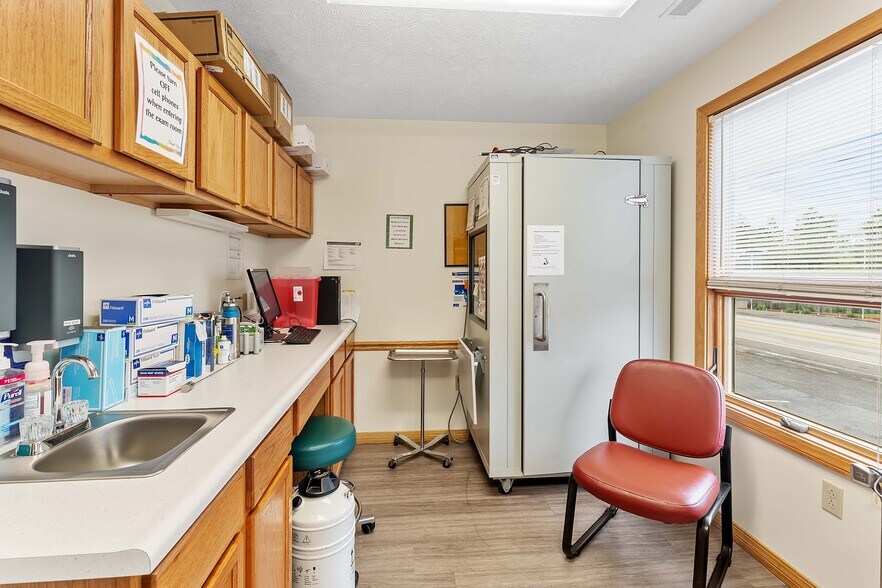 More Photos Of 725 N Pike St, Grafton Office For Sale