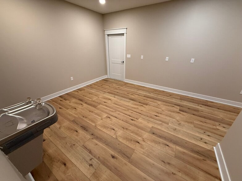 More Photos Of 6717 NE 15th St, Des Moines Warehouse For Lease