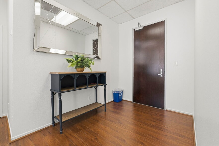 More Photos Of 20501 Ventura Blvd, Woodland Hills Office For Lease