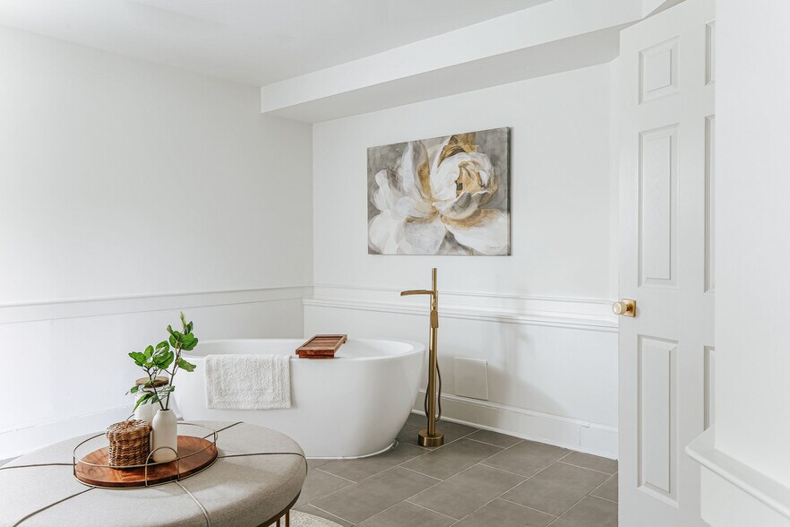 More Photos Of 1329 Commerce Rd, Staunton Hotel For Sale