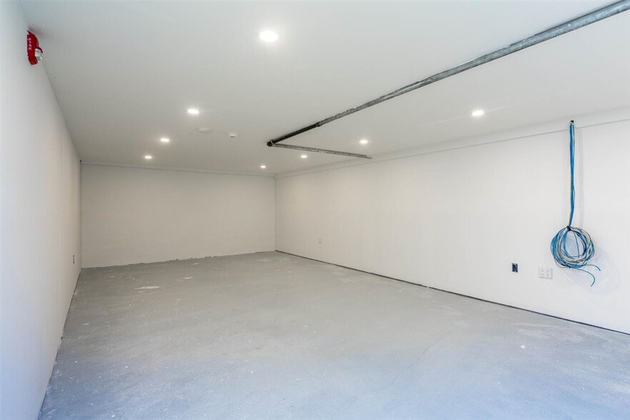 More Photos Of 166 Main St, Port Washington Storefront For Lease