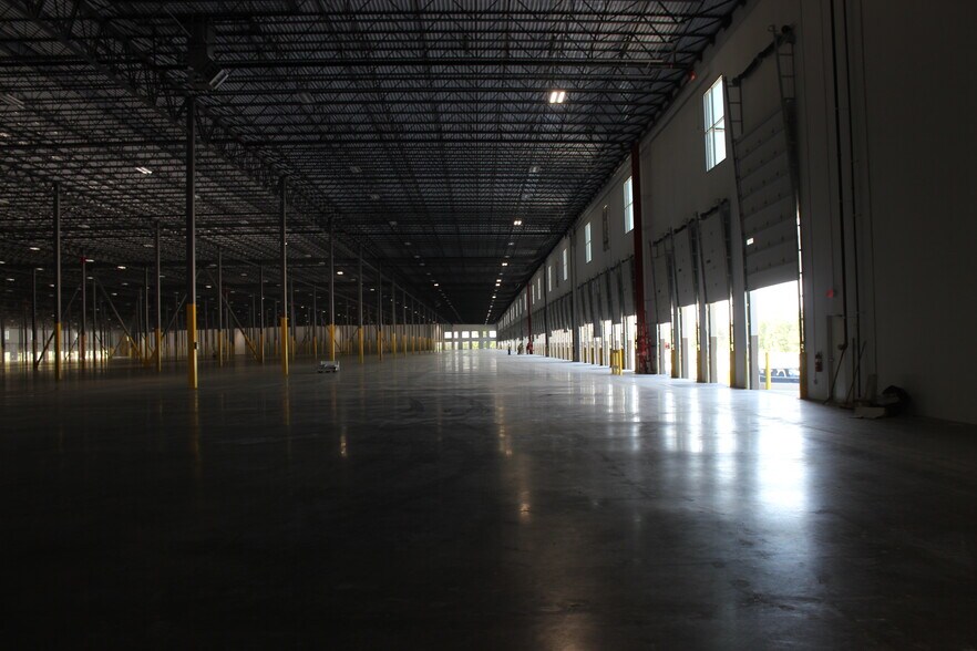 More Photos Of 200 NE Logistics Pky, White Unknown For Lease
