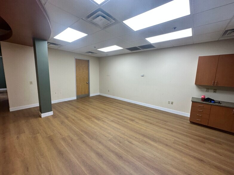 More Photos Of 15255 N 40th St, Phoenix Medical For Lease