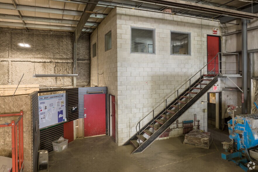 More Photos Of 921 Keyes Dr, Woodstock Warehouse For Lease