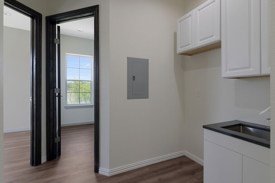 More Photos Of 950 N Main St, Keller Medical For Lease