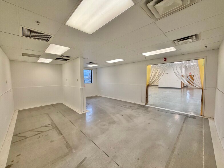 More Photos Of 1470 E Weisgarber Rd, Knoxville Light Distribution For Lease