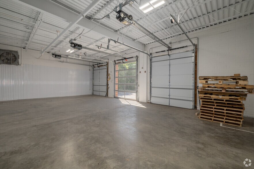 More Photos Of 900 Pressley Rd, Charlotte Warehouse For Lease